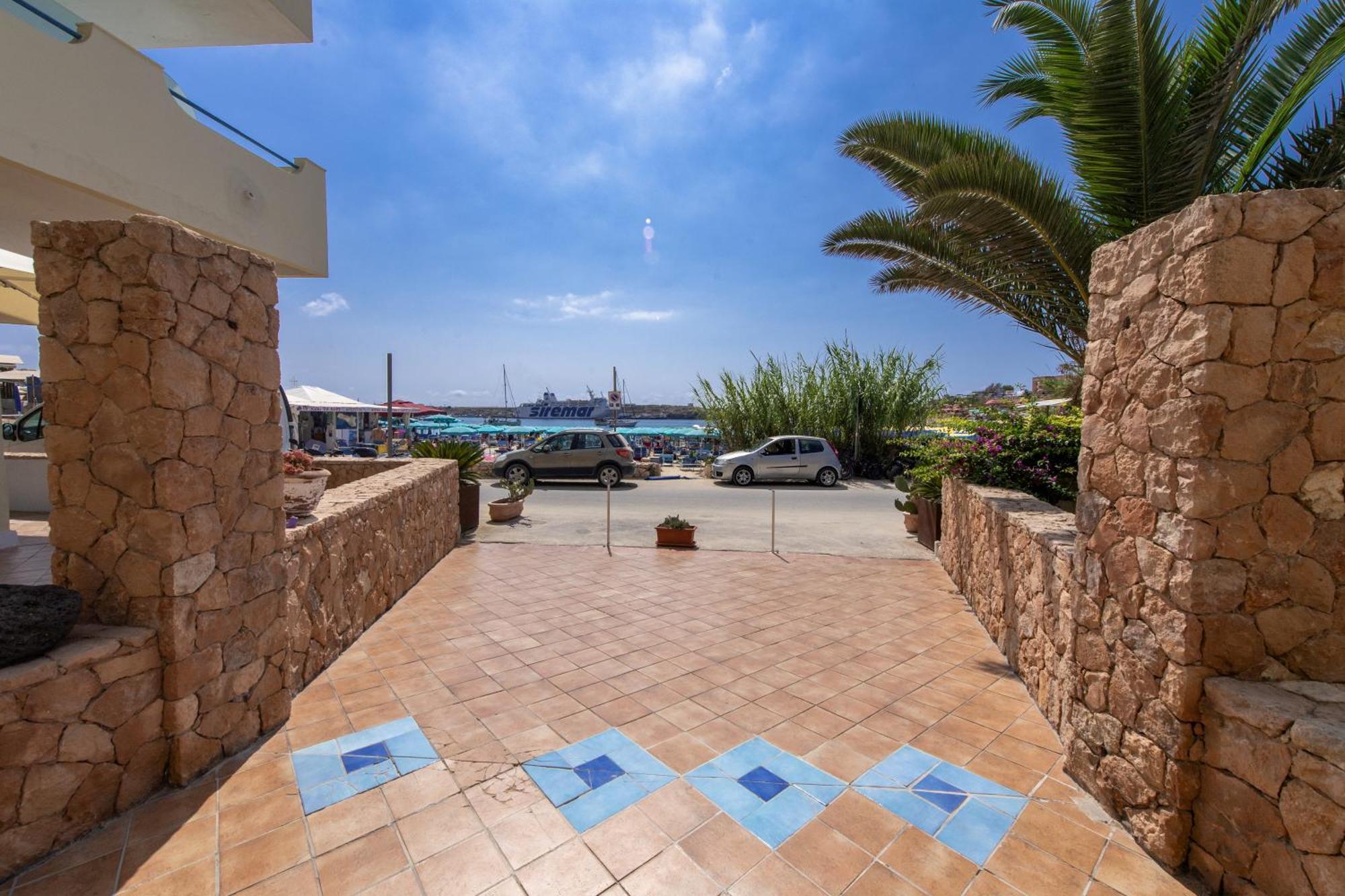 Hotel Baia Turchese Лампедуза Экстерьер фото